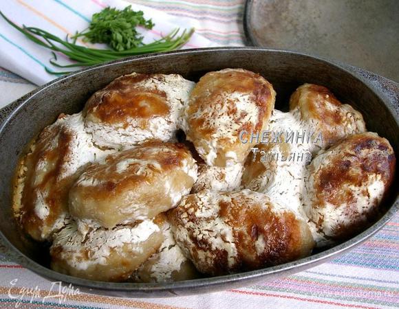 Отправьте в разогретую духовку сначала на 5 минут при 220°C, чтобы утятница разогрелась, затем уменьшите температуру до 180°C или сделайте медленный огонь, томите колдуны 40 минут. 