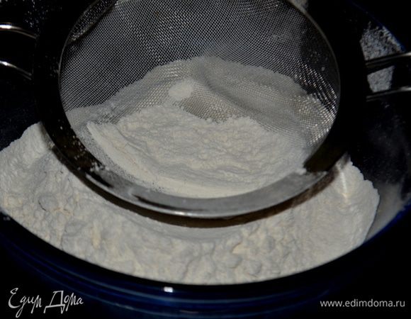 Разогреть духовку до  180 гр.
Если у вас нет тортовой муки в продаже делаем сами. Высыпаем 3 стакана муки в емкость,отмеряем мерными ложками 3 стол.л муки обратно в пакет,а вместо кладем ровно 3 стол.л. кукурузного крахмала.Все это вместе просеиваем вместе разрыхлителем и солью.