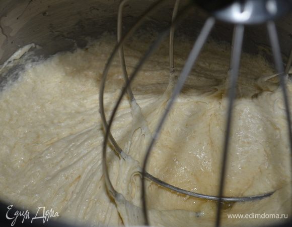 Взбить сахар и сливочное масло.Добавить по яйцу  за раз и ванильный экстракт.Добавляем муку в три приема с молоком и тщательно перемещиваем после каждого раза.