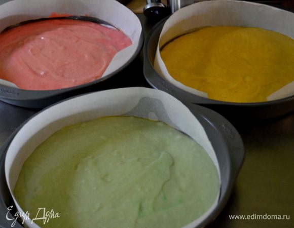 Делим готовое тесто в три емкости поровну. Окрашиваем каждое тесто по выбору цветом ,для нежной тональности 2 капли и яркой 3-4. Перемешиваем с тестом и раскладываем по формам приготовленным.Поставим в духовку разогретую на 30 мин. проверяем центр зубочисткой. Дадим остыть.