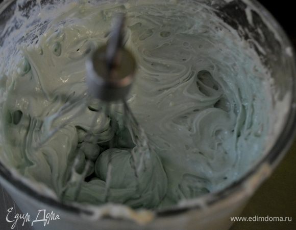 Пока бисквит остывает.приготовим крем.
Взбить сливочный сыр,сливочное масло и ванилин на небольшой скорости до однородной консистенции. Постепенно добавляем сахарную пудру по стакану за раз.Взбиваем до однородного состояния.Затем краситель по желанию.Если приготовили заранее, храним в холодильнике.