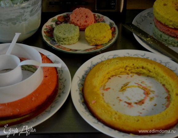 Когда коржи остыли можно разрезать. Применяем спец. форму или используем сподручные ср-ва - бокал широкий, чайное блюдце. И так с каждым бисквитом.