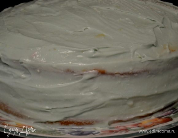 Каждый собранный бисквит промазываем щедро кремом. Также смазываем края после полной сборки.Поставим в холодильник.