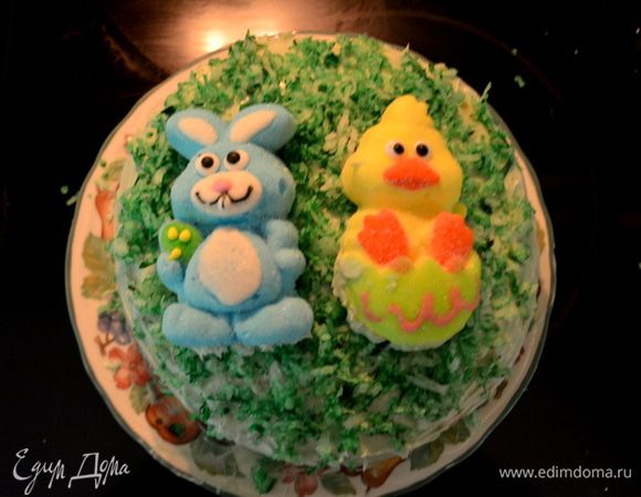 Приготовим украшение.
В кокосовую стружку сбрызнуть 3 капли пищевого красителя. Выложим поверх торта,а также готовые шоколадные или другие сладости как украшение.У меня готовые пасхальные сладости из маршмэллоу.