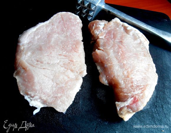 Я заготавливаю отбивные заранее...Нарезаю, удачно купленный, кусок мяса на порции,замораживаю,а потом только достаю нужное число кусков, в зависимости от едоков...