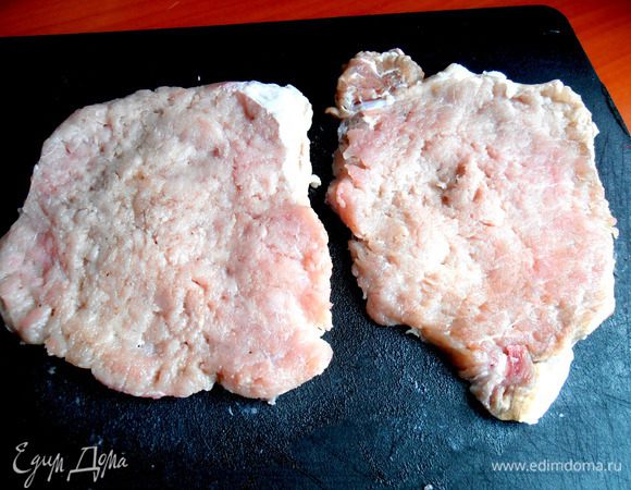 Отбиваем мяско с двух сторон молоточком...