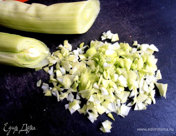 Нарезаем мелко лук порей или зелёный лук...