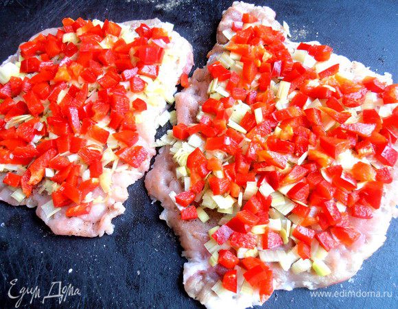 Затем посыпаем мелко нарезанным болгарским перцем (можно заменить томатами!).