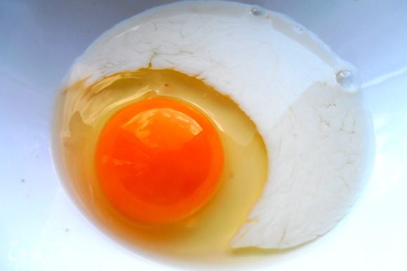 Для омлетной начинки 1-2 яйца смешиваем с молоком и щепоткой соли...