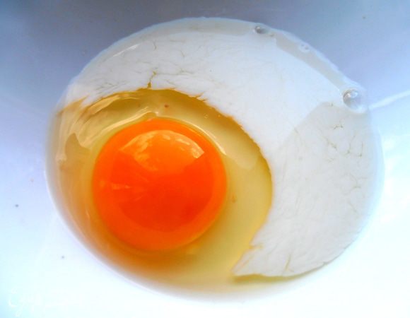 Для омлетной начинки 1-2 яйца смешиваем с молоком и щепоткой соли...