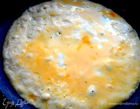 И жарим тонкий омлетик! (когда яйцо схватится,можно выключить огонь и оставить под крышкой)