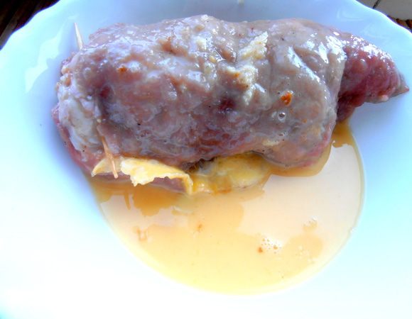 Снова взбиваем яйцо с молоком и щепоткой соли и обмакиваем весь рулетик,стараясь,чтобы яйцо проникло по всей поверхности!