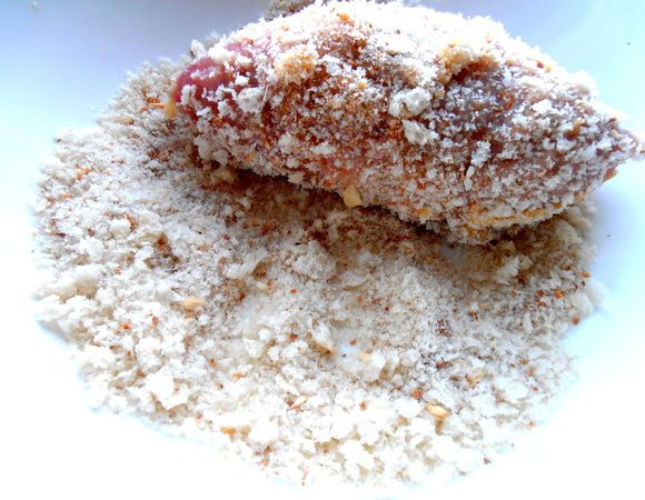 Затем обваляем в панировочных сухарях (у меня остался мякиш от багетов,высох и отлично раскрошился в крошку!).