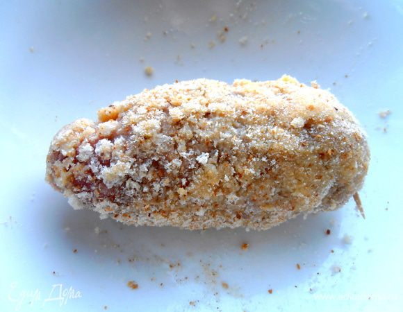 И обваляем уже в остатках сухарей...