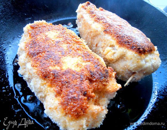 Обжариваем на среднем огне сначала сверху и снизу.