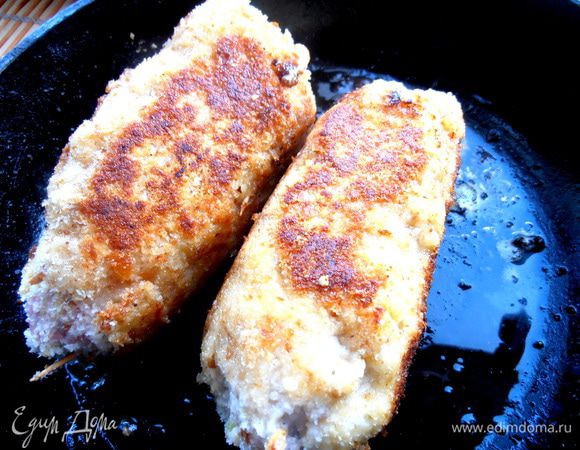 А затем и боковые стороны обжариваем. После этого тушим под крышкой,переворачивая и подливая водички,чтобы не пересушить,минут 20. Выключаем огонь и ещё минут 5 не открываем!