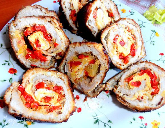 Нарезаем острым ножом рулеты на порции...