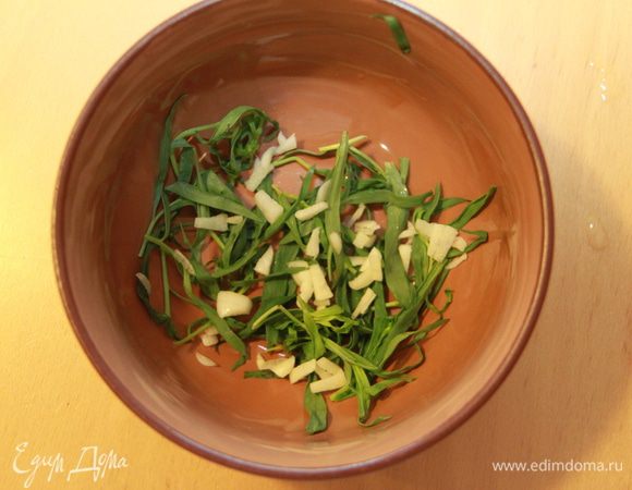 Рвём траву, добавляем чеснок (можно покрошить или выдавить через пресс).