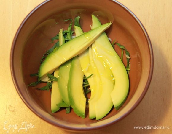 Авокадо режем лепестками, сбрызгиваем оливковым маслом.