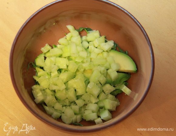 Добавляем мелконарезанный огурец, солим.