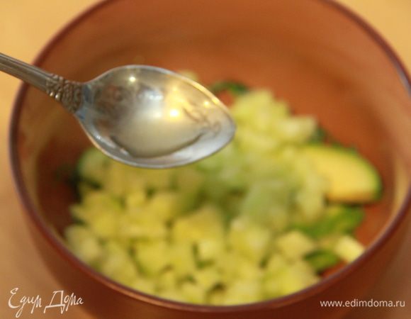 Окропляем лимонным соком.