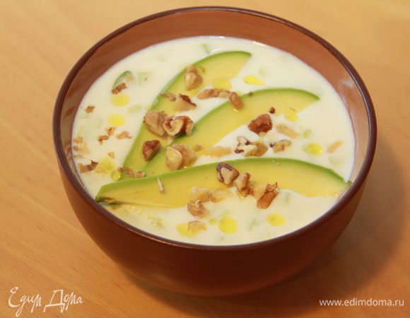 Заливаем кефиром. Сверху украшаем лепестками авокадо, дроблёным (не мелко) грецким орехом, оливковым маслом.