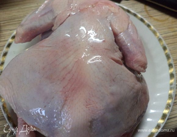 Приготовим курочку,я купила маленького корнишончика,главное чтобы у него не была сильно срезана шея,а если вам удастся купить с шеей,то проблем будет намного меньше!!!