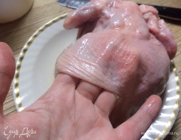 Теперь  первый очень ответственный момент: нужно аккуратно отделить кожу от тушки и ГЛАВНОЕ не порвать,работа практически ювелирная,начиная от шеи и брюшка двигаясь к середине по всему телу курочки
