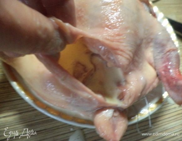 Чтобы у меня была возможность использовать бульон я немного натерла солью курочку под кожей и внутри!ВАЖНО!Перед тем как начать заливать курицу приготовьте нитки с иголкой и поставьте кастрюлю с водой на огонь!Теперь нужно залить омлет в курочку,у меня не обошлось без протеков,пришлось "чинить" быстро по ходу!!!!!