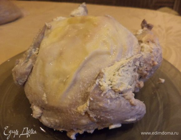 Ну вот наступил долгожданный момент!Курицу вынимаем и даем немного остыть.А еще у нас есть прекрасный бульон,который всегда также подается на стол,в него можно запустить домашнюю лапшу или крупно порезанные дольки картошечки ,добавляют  капусту,морковь также крупно!Мне моего бульона хватило надолго,часть я даже заморозила (у нас  суп кушаю я одна!!!) 