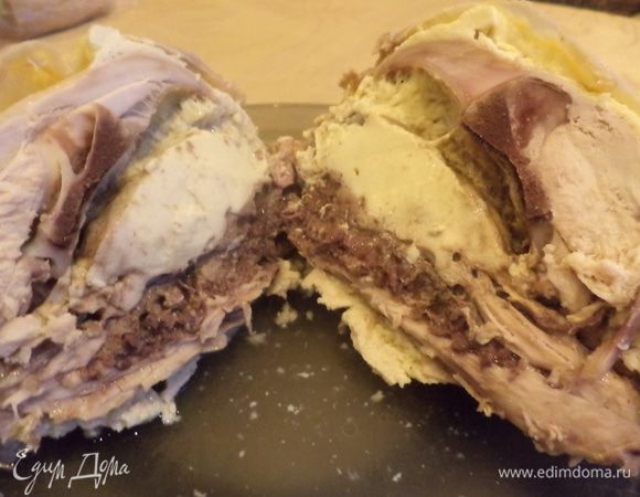 теперь курочку разделывают на кусочки и подают на стол!!!Она хороша как в горячем так и холодном виде,поэтому за праздничным долгим застольем всегда остается желанным блюдом!