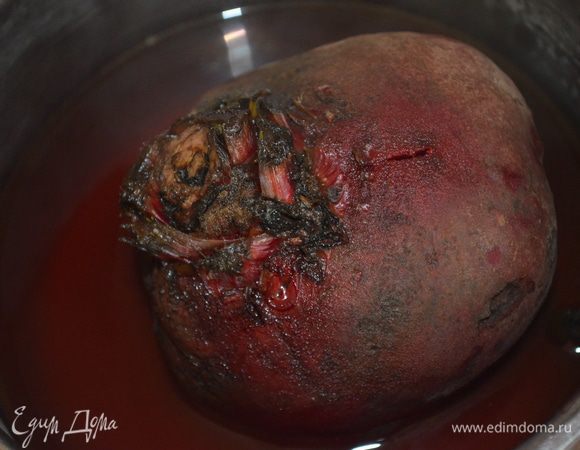 Свеклу отварить в мундире до готовности. Я варю только так: обязательно в кожуре, не убирая хвостик и попку, и сразу заливаю ее ледяной водой после того как она сварится - тогда у нее кожура сама легко снимается! 