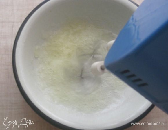 Белок взбить в отдельной ёмкости.