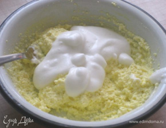 Добавить к творогу.