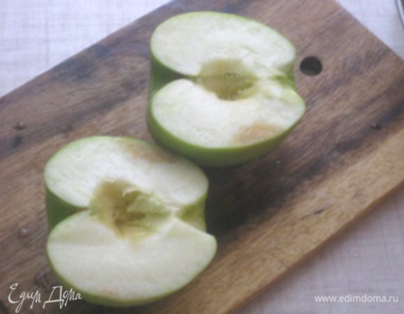 Яблоко разрезать, удалить серцевину и хвостик.