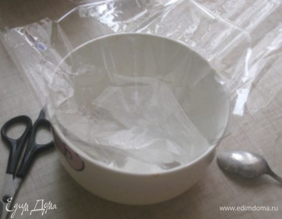 Формочку выстелить рукавом для запекания. Это моё открытие, ничего не прилипает и достаётся без потерь без масла и муки.