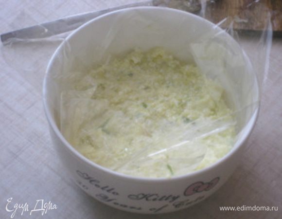 Выложить тесто и выпекать при 200С до лёгкого зарумянивания и слегка упругой корочки.