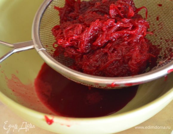 свеклу отжать через ситечко или марлю - сок оставить, он вам пригодится как натуральный краситель! Я вот сделала колбасу по рецепту Марины L - о ней чуть позже напишу автору)