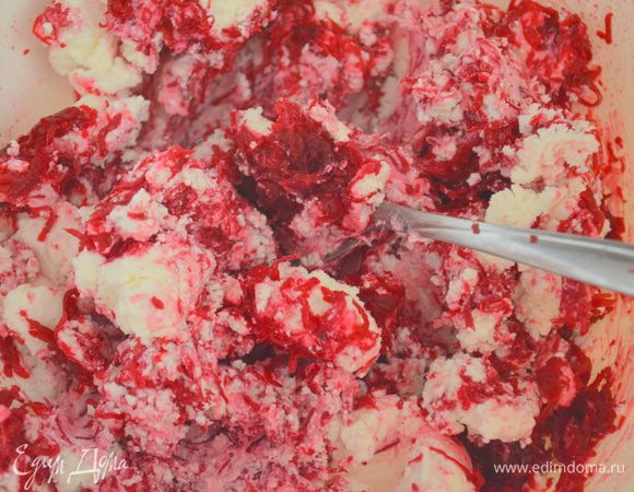 в большой миске смешать творог и свеклу, так чтобы все стало однородным, и вся свекла окрасила белый творог! 