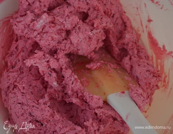 в творожную массу добавить яйцо, половину тертого сыра, соль и перец. размешать