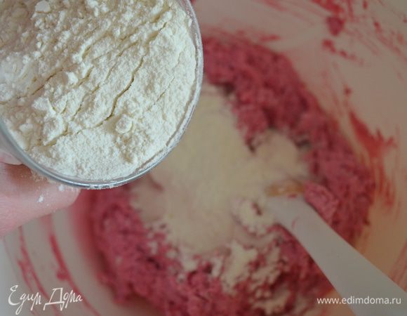 добавить муку и замесить тесто, оно должно быть достаточно плотное, и не липкое