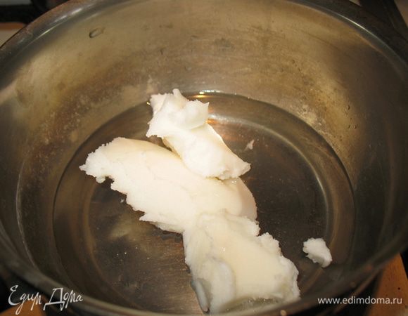 В кастрюльку наливаем воду, кладем жир, добавляем 1 ч.л. соли и ставим на огонь. Доводим смесь до кипения. Жир делает тесто хрустящим, а масло улучшает вкус. 