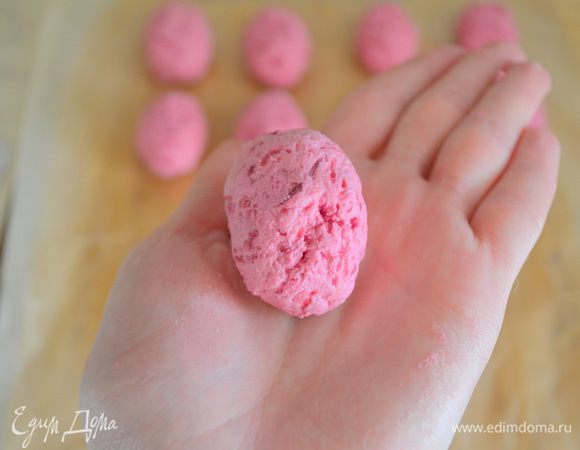 теперь делаем ньокки: можно просто оторвать кусочек размером с грецкий орех и сформировать овальную форму 