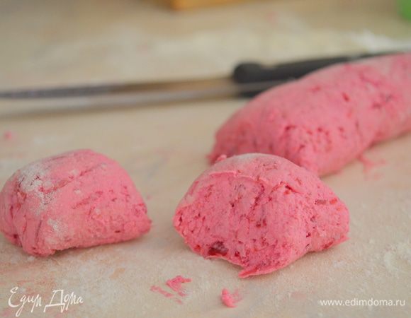 а можно скатать колбаску и нарезать небольшие кусочки