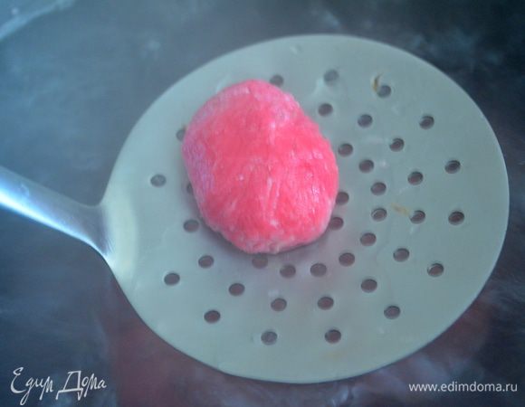 в большой кастрюле вскипятить воду и сварить порционно ньокки. Я делала в 3 захода! Варить 3-4 минуты, все зависит от их размера. Когда всплывут - они готовы! 