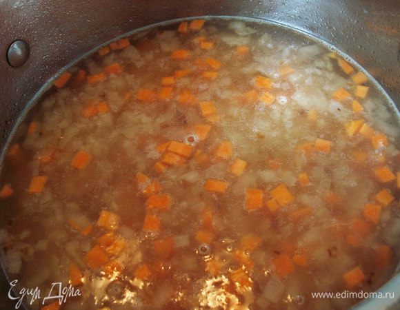 Наливаем 1,5 литра горячей воды, доводим до кипения и бросаем морковь с картошкой, лавровый лист и душистый горошек. После закипания варим около 5 минут и добавляем кусочки рыбы. Важно не перелить воду, потому что суп должен быть густой, а еще и сливки будут. На небольшом огне варим суп еще минут 10.