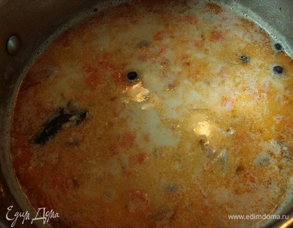 Добавляем сливки и даем супу немного настояться. Солим, перчим.