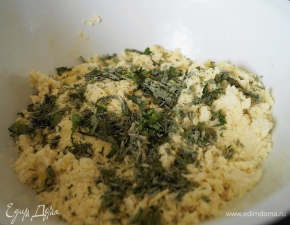 Добавить сок и цедру лайма, мелкопорубленную свежую мяту и измельченную сушеную, ром и хорошо перемешивая и растирая, замесить тесто