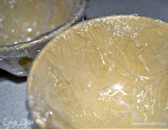 Форму для бомбы нужно выстелить двумя слоями пищевой пленки. Можно использовать одну большую, куполообразную,хорошо если она будет металлическая с тонкими стенками. Я использовала пиалы,для порционных бомбочек. Отправить посуду в морозилку.