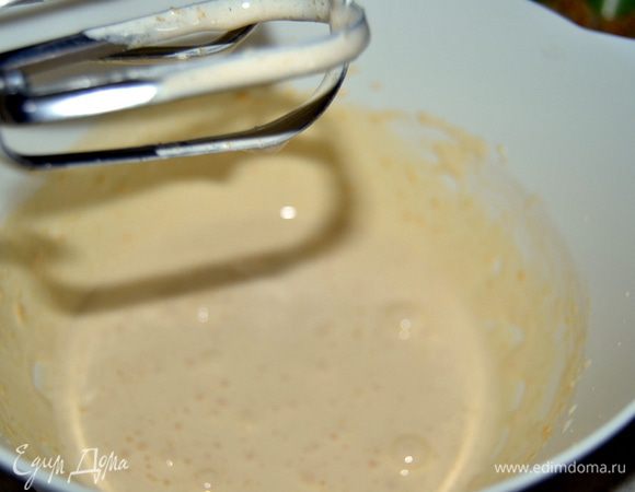 Желтки взбить с сахаром.